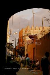 Image du Maroc Professionnelle de  De la place Djemaa El Fanaa on accède à Derb Riad Zitoune, un grand père vend à même le sol des posters et des biscuits ajoute de la couleur à cette atmosphère magique dans ces ruelles au centre de la médina de Marrakech, cet axe nous mènent au Palais El Bahia , Ksar el Badiaa et au Mellah le quartier juif de Marrakech, le 9 Août 2006. (Photo / Abdeljalil Bounhar)